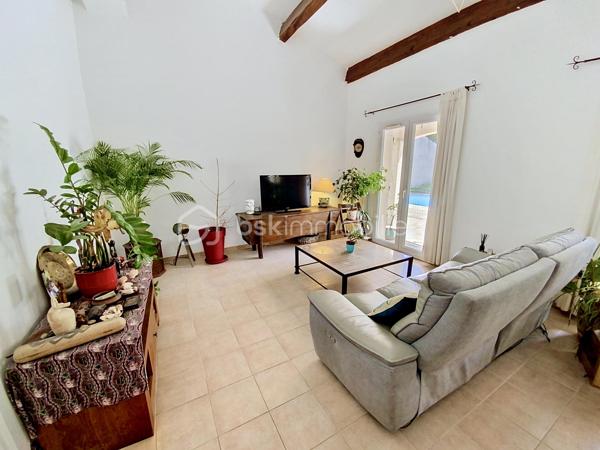 Bienvenue dans cette charmante Villa de 130m² construite en 1997, sur une parcelle de plus de 1000m2, offrant un espace de vie paisible et conviviale. 

Située dans le quartier « les Hameaux du Golf »,  cette villa comprend un salon/séjour lumineux de 36m2, 4 chambres de plain pied de 14, 13, 12 et 11 m2, d’une cuisine fermée équipée et aménagée avec un accès sur la buanderie. 
Également, une salle de bain et un w.c séparé viennent constituer ce premier niveau. 

Pour finir sur l’intérieur, à l’étage, une chambre avec sa propre salle d’eau, idéale pour vos amis ou pour un adolescent. 

À l'extérieur, profitez de votre piscine de 8x4m au chlore le tout dans un cadre agréable et arboré. 

Fort de son potentiel, notre offre de ce jour vous propose également un garage de 26m2. 

Joignable 7/7 pour répondre à vos questions et organiser votre future visite.
