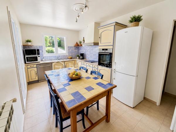 Bienvenue dans cette charmante Villa de 130m² construite en 1997, sur une parcelle de plus de 1000m2, offrant un espace de vie paisible et conviviale. 

Située dans le quartier « les Hameaux du Golf »,  cette villa comprend un salon/séjour lumineux de 36m2, 4 chambres de plain pied de 14, 13, 12 et 11 m2, d’une cuisine fermée équipée et aménagée avec un accès sur la buanderie. 
Également, une salle de bain et un w.c séparé viennent constituer ce premier niveau. 

Pour finir sur l’intérieur, à l’étage, une chambre avec sa propre salle d’eau, idéale pour vos amis ou pour un adolescent. 

À l'extérieur, profitez de votre piscine de 8x4m au chlore le tout dans un cadre agréable et arboré. 

Fort de son potentiel, notre offre de ce jour vous propose également un garage de 26m2. 

Joignable 7/7 pour répondre à vos questions et organiser votre future visite.