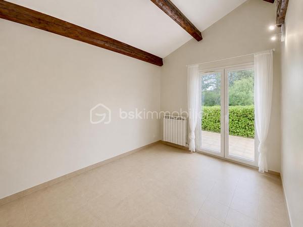 Bienvenue dans cette charmante Villa de 130m² construite en 1997, sur une parcelle de plus de 1000m2, offrant un espace de vie paisible et conviviale. 

Située dans le quartier « les Hameaux du Golf »,  cette villa comprend un salon/séjour lumineux de 36m2, 4 chambres de plain pied de 14, 13, 12 et 11 m2, d’une cuisine fermée équipée et aménagée avec un accès sur la buanderie. 
Également, une salle de bain et un w.c séparé viennent constituer ce premier niveau. 

Pour finir sur l’intérieur, à l’étage, une chambre avec sa propre salle d’eau, idéale pour vos amis ou pour un adolescent. 

À l'extérieur, profitez de votre piscine de 8x4m au chlore le tout dans un cadre agréable et arboré. 

Fort de son potentiel, notre offre de ce jour vous propose également un garage de 26m2. 

Joignable 7/7 pour répondre à vos questions et organiser votre future visite.