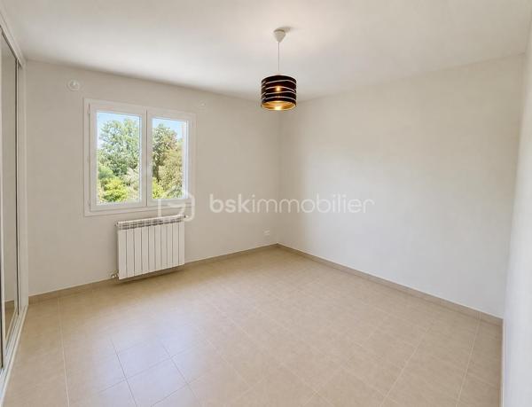 Bienvenue dans cette charmante Villa de 130m² construite en 1997, sur une parcelle de plus de 1000m2, offrant un espace de vie paisible et conviviale. 

Située dans le quartier « les Hameaux du Golf »,  cette villa comprend un salon/séjour lumineux de 36m2, 4 chambres de plain pied de 14, 13, 12 et 11 m2, d’une cuisine fermée équipée et aménagée avec un accès sur la buanderie. 
Également, une salle de bain et un w.c séparé viennent constituer ce premier niveau. 

Pour finir sur l’intérieur, à l’étage, une chambre avec sa propre salle d’eau, idéale pour vos amis ou pour un adolescent. 

À l'extérieur, profitez de votre piscine de 8x4m au chlore le tout dans un cadre agréable et arboré. 

Fort de son potentiel, notre offre de ce jour vous propose également un garage de 26m2. 

Joignable 7/7 pour répondre à vos questions et organiser votre future visite.
