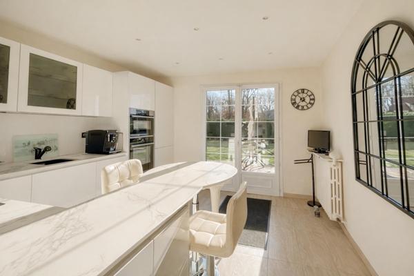 Maison standing 4 chambres – grand terrain arboré – sous-sol total