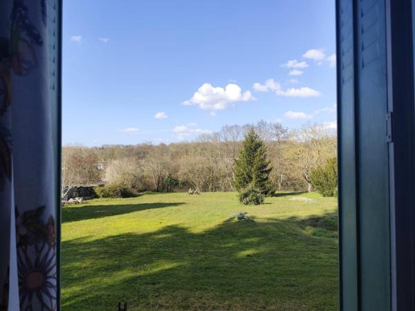 MAISON DE PLAIN PIED - PARC - BORD RIVIERE - RARE