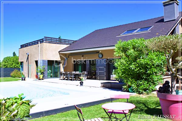 Dans cette belle demeure, au calme, tout a été conçu avec pertinence. Construite avec maîtrise et expérience dans un seul but, créer un lieu convivial de bien-être et de ressourcement pour toute la famille et recevoir des amis dans un cadre d’exception. Le confort au quotidien est assuré par un chauffage au sol, une pompe à chaleur l’alimente pour la rendre économe en énergie. 
Ce grand plain-pied de 220 m² est rehaussé d'un étage par une mezzanine de 17 m² pour créer un espace sport et détente et accéder à sa terrasse de 56 m² face aux Pyrénées, équipée d'un Hammam et d'un Spa avec nage à contre-courant.
Au rez-de chaussée, le grand séjour cathédrale traversant de 63 m² se poursuit sur sa cuisine de 21 m² de grande qualité, équipée pour satisfaire les plus exigeants;  Elle pourra facilement être séparée selon vos goûts.
Les matériaux choisis et les finitions apportées reflètent bien le niveau d'exigence apporté dans les choix effectués pour un résultat esthétiquement remarquable et un entretien aisé. Les rangements encastrés, le carrelage aux reflets changeants qui met en valeur la luminosité exceptionnelle des lieux ainsi que les murs en stuc, finalisent une décoration élégante et durable. Les baies vitrées sont à galandage pour profiter pleinement de l’extérieur sans vis à vis, même dans la suite parentale où le jacuzzi s’ouvre sur le jardin paysagé, du jamais vu!
La cheminée de designer est un modèle unique, le conduit communique avec le barbecue de la terrasse couverte, accessible depuis l’entrée, pour des journées festives à improviser sans désordre intérieur.
Toutes les chambres sont équipées de leur salle d’eau ou de bain, d’un dressing, ainsi que de toilettes.
L’espace extérieur a bénéficié de la même attention que l’aménagement intérieur, avec terrasses, piscine (8mx4m) chauffée avec nage à contre courant, lors d’une visite vous apprécierez sans aucun doute les détails que je préfère vous laisser découvrir.
Sur une parcelle de 1818  m², vous pourrez même y installer votre activité, le rêve !!!
À proximité, bénéficiez de toutes les commodités urbaines sans renoncer à la sérénité. La taxe foncière est de 1200 €. Plus qu’un coup de cœur qui ne pourra que vous séduire !