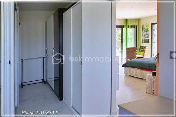 Dans cette belle demeure, au calme, tout a été conçu avec pertinence. Construite avec maîtrise et expérience dans un seul but, créer un lieu convivial de bien-être et de ressourcement pour toute la famille et recevoir des amis dans un cadre d’exception. Le confort au quotidien est assuré par un chauffage au sol, une pompe à chaleur l’alimente pour la rendre économe en énergie. 
Ce grand plain-pied de 220 m² est rehaussé d'un étage par une mezzanine de 17 m² pour créer un espace sport et détente et accéder à sa terrasse de 56 m² face aux Pyrénées, équipée d'un Hammam et d'un Spa avec nage à contre-courant.
Au rez-de chaussée, le grand séjour cathédrale traversant de 63 m² se poursuit sur sa cuisine de 21 m² de grande qualité, équipée pour satisfaire les plus exigeants;  Elle pourra facilement être séparée selon vos goûts.
Les matériaux choisis et les finitions apportées reflètent bien le niveau d'exigence apporté dans les choix effectués pour un résultat esthétiquement remarquable et un entretien aisé. Les rangements encastrés, le carrelage aux reflets changeants qui met en valeur la luminosité exceptionnelle des lieux ainsi que les murs en stuc, finalisent une décoration élégante et durable. Les baies vitrées sont à galandage pour profiter pleinement de l’extérieur sans vis à vis, même dans la suite parentale où le jacuzzi s’ouvre sur le jardin paysagé, du jamais vu!
La cheminée de designer est un modèle unique, le conduit communique avec le barbecue de la terrasse couverte, accessible depuis l’entrée, pour des journées festives à improviser sans désordre intérieur.
Toutes les chambres sont équipées de leur salle d’eau ou de bain, d’un dressing, ainsi que de toilettes.
L’espace extérieur a bénéficié de la même attention que l’aménagement intérieur, avec terrasses, piscine (8mx4m) chauffée avec nage à contre courant, lors d’une visite vous apprécierez sans aucun doute les détails que je préfère vous laisser découvrir.
Sur une parcelle de 1818  m², vous pourrez même y installer votre activité, le rêve !!!
À proximité, bénéficiez de toutes les commodités urbaines sans renoncer à la sérénité. La taxe foncière est de 1200 €. Plus qu’un coup de cœur qui ne pourra que vous séduire !