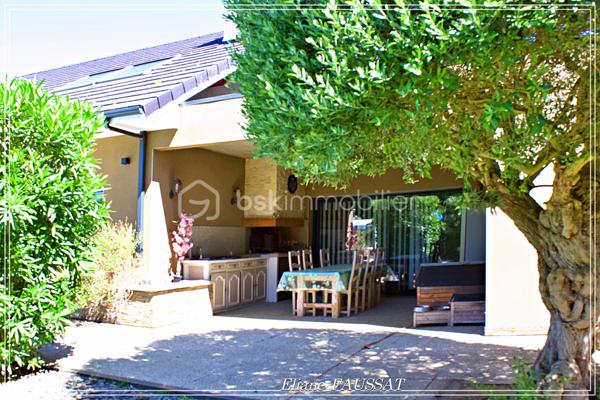 Dans cette belle demeure, au calme, tout a été conçu avec pertinence. Construite avec maîtrise et expérience dans un seul but, créer un lieu convivial de bien-être et de ressourcement pour toute la famille et recevoir des amis dans un cadre d’exception. Le confort au quotidien est assuré par un chauffage au sol, une pompe à chaleur l’alimente pour la rendre économe en énergie. 
Ce grand plain-pied de 220 m² est rehaussé d'un étage par une mezzanine de 17 m² pour créer un espace sport et détente et accéder à sa terrasse de 56 m² face aux Pyrénées, équipée d'un Hammam et d'un Spa avec nage à contre-courant.
Au rez-de chaussée, le grand séjour cathédrale traversant de 63 m² se poursuit sur sa cuisine de 21 m² de grande qualité, équipée pour satisfaire les plus exigeants;  Elle pourra facilement être séparée selon vos goûts.
Les matériaux choisis et les finitions apportées reflètent bien le niveau d'exigence apporté dans les choix effectués pour un résultat esthétiquement remarquable et un entretien aisé. Les rangements encastrés, le carrelage aux reflets changeants qui met en valeur la luminosité exceptionnelle des lieux ainsi que les murs en stuc, finalisent une décoration élégante et durable. Les baies vitrées sont à galandage pour profiter pleinement de l’extérieur sans vis à vis, même dans la suite parentale où le jacuzzi s’ouvre sur le jardin paysagé, du jamais vu!
La cheminée de designer est un modèle unique, le conduit communique avec le barbecue de la terrasse couverte, accessible depuis l’entrée, pour des journées festives à improviser sans désordre intérieur.
Toutes les chambres sont équipées de leur salle d’eau ou de bain, d’un dressing, ainsi que de toilettes.
L’espace extérieur a bénéficié de la même attention que l’aménagement intérieur, avec terrasses, piscine (8mx4m) chauffée avec nage à contre courant, lors d’une visite vous apprécierez sans aucun doute les détails que je préfère vous laisser découvrir.
Sur une parcelle de 1818  m², vous pourrez même y installer votre activité, le rêve !!!
À proximité, bénéficiez de toutes les commodités urbaines sans renoncer à la sérénité. La taxe foncière est de 1200 €. Plus qu’un coup de cœur qui ne pourra que vous séduire !