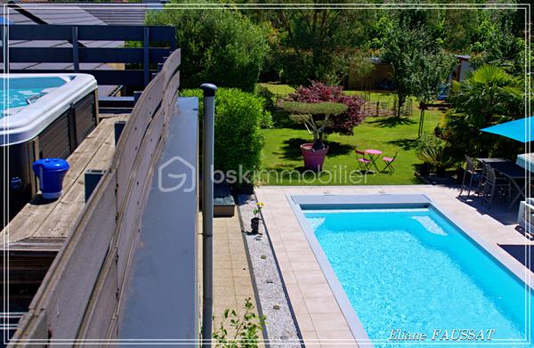Dans cette belle demeure, au calme, tout a été conçu avec pertinence. Construite avec maîtrise et expérience dans un seul but, créer un lieu convivial de bien-être et de ressourcement pour toute la famille et recevoir des amis dans un cadre d’exception. Le confort au quotidien est assuré par un chauffage au sol, une pompe à chaleur l’alimente pour la rendre économe en énergie. 
Ce grand plain-pied de 220 m² est rehaussé d'un étage par une mezzanine de 17 m² pour créer un espace sport et détente et accéder à sa terrasse de 56 m² face aux Pyrénées, équipée d'un Hammam et d'un Spa avec nage à contre-courant.
Au rez-de chaussée, le grand séjour cathédrale traversant de 63 m² se poursuit sur sa cuisine de 21 m² de grande qualité, équipée pour satisfaire les plus exigeants;  Elle pourra facilement être séparée selon vos goûts.
Les matériaux choisis et les finitions apportées reflètent bien le niveau d'exigence apporté dans les choix effectués pour un résultat esthétiquement remarquable et un entretien aisé. Les rangements encastrés, le carrelage aux reflets changeants qui met en valeur la luminosité exceptionnelle des lieux ainsi que les murs en stuc, finalisent une décoration élégante et durable. Les baies vitrées sont à galandage pour profiter pleinement de l’extérieur sans vis à vis, même dans la suite parentale où le jacuzzi s’ouvre sur le jardin paysagé, du jamais vu!
La cheminée de designer est un modèle unique, le conduit communique avec le barbecue de la terrasse couverte, accessible depuis l’entrée, pour des journées festives à improviser sans désordre intérieur.
Toutes les chambres sont équipées de leur salle d’eau ou de bain, d’un dressing, ainsi que de toilettes.
L’espace extérieur a bénéficié de la même attention que l’aménagement intérieur, avec terrasses, piscine (8mx4m) chauffée avec nage à contre courant, lors d’une visite vous apprécierez sans aucun doute les détails que je préfère vous laisser découvrir.
Sur une parcelle de 1818  m², vous pourrez même y installer votre activité, le rêve !!!
À proximité, bénéficiez de toutes les commodités urbaines sans renoncer à la sérénité. La taxe foncière est de 1200 €. Plus qu’un coup de cœur qui ne pourra que vous séduire !