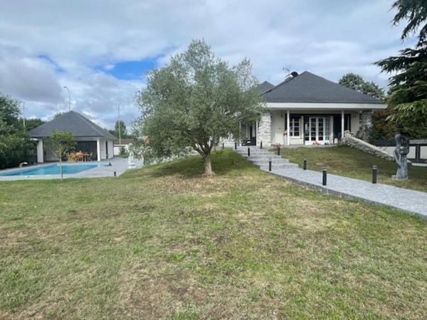 Dpt Hautes Pyrénées (65), à vendre TARBES maison P12