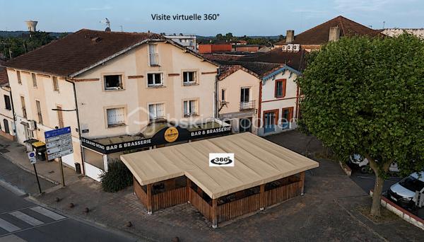 Exclusivité BSK Immobilier Lucien MOCQUET.

Établissement réputé pour son emplacement stratégique central à forte visibilité, son flux continu de clients potentiels et son attractivité auprès de la clientèle locale comme de passage.

Les éléments financiers sont disponibles lors de la visite pour acquéreurs déjà du métier.

Caractéristiques principales:
- CA 500k€.
- Licence IV.
- Salle principale  (94m²)  2 terrasses ombragées (90m²).
- Accessible aux personnes à mobilité réduite (PMR).
- Superficie 150m² + Appartement de fonction en étage 150m².
- Cuisine (27m²) mobilier récent, en parfait état de maintenance.
- Extraction en toiture puissante, chambre froide.
- Cave (45m²) en pierre pour stockage.
- Parking gratuit.
- Population Saint-Sulpice: 10 000 habitants.

La visite virtuelle que je propose vous permettra une vision et une projection sans faille de votre projet.

Pour me joindre: Lucien MOCQUET, 07 83 27 60 51, lmocquet@bskimmobilier.com