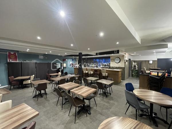 Exclusivité BSK Immobilier Lucien MOCQUET.

Établissement réputé pour son emplacement stratégique central à forte visibilité, son flux continu de clients potentiels et son attractivité auprès de la clientèle locale comme de passage.

Les éléments financiers sont disponibles lors de la visite pour acquéreurs déjà du métier.

Caractéristiques principales:
- CA 500k€.
- Licence IV.
- Salle principale  (94m²)  2 terrasses ombragées (90m²).
- Accessible aux personnes à mobilité réduite (PMR).
- Superficie 150m² + Appartement de fonction en étage 150m².
- Cuisine (27m²) mobilier récent, en parfait état de maintenance.
- Extraction en toiture puissante, chambre froide.
- Cave (45m²) en pierre pour stockage.
- Parking gratuit.
- Population Saint-Sulpice: 10 000 habitants.

La visite virtuelle que je propose vous permettra une vision et une projection sans faille de votre projet.

Pour me joindre: Lucien MOCQUET, 07 83 27 60 51, lmocquet@bskimmobilier.com