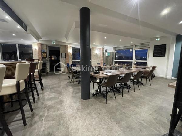 Exclusivité BSK Immobilier Lucien MOCQUET.

Établissement réputé pour son emplacement stratégique central à forte visibilité, son flux continu de clients potentiels et son attractivité auprès de la clientèle locale comme de passage.

Les éléments financiers sont disponibles lors de la visite pour acquéreurs déjà du métier.

Caractéristiques principales:
- CA 500k€.
- Licence IV.
- Salle principale  (94m²)  2 terrasses ombragées (90m²).
- Accessible aux personnes à mobilité réduite (PMR).
- Superficie 150m² + Appartement de fonction en étage 150m².
- Cuisine (27m²) mobilier récent, en parfait état de maintenance.
- Extraction en toiture puissante, chambre froide.
- Cave (45m²) en pierre pour stockage.
- Parking gratuit.
- Population Saint-Sulpice: 10 000 habitants.

La visite virtuelle que je propose vous permettra une vision et une projection sans faille de votre projet.

Pour me joindre: Lucien MOCQUET, 07 83 27 60 51, lmocquet@bskimmobilier.com