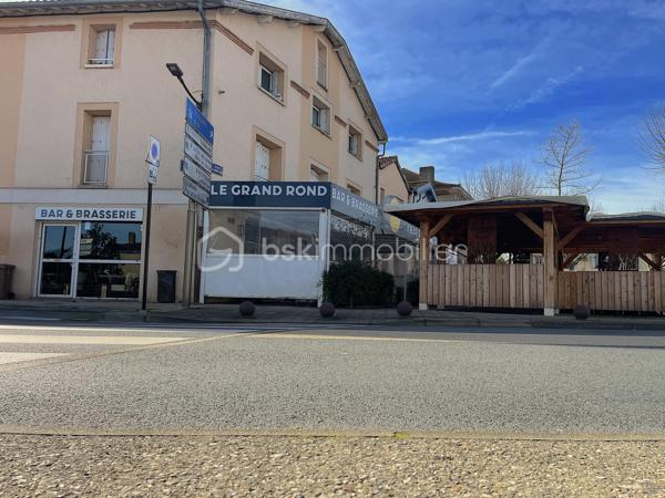 Exclusivité BSK Immobilier Lucien MOCQUET.

Établissement réputé pour son emplacement stratégique central à forte visibilité, son flux continu de clients potentiels et son attractivité auprès de la clientèle locale comme de passage.

Les éléments financiers sont disponibles lors de la visite pour acquéreurs déjà du métier.

Caractéristiques principales:
- CA 500k€.
- Licence IV.
- Salle principale  (94m²)  2 terrasses ombragées (90m²).
- Accessible aux personnes à mobilité réduite (PMR).
- Superficie 150m² + Appartement de fonction en étage 150m².
- Cuisine (27m²) mobilier récent, en parfait état de maintenance.
- Extraction en toiture puissante, chambre froide.
- Cave (45m²) en pierre pour stockage.
- Parking gratuit.
- Population Saint-Sulpice: 10 000 habitants.

La visite virtuelle que je propose vous permettra une vision et une projection sans faille de votre projet.

Pour me joindre: Lucien MOCQUET, 07 83 27 60 51, lmocquet@bskimmobilier.com