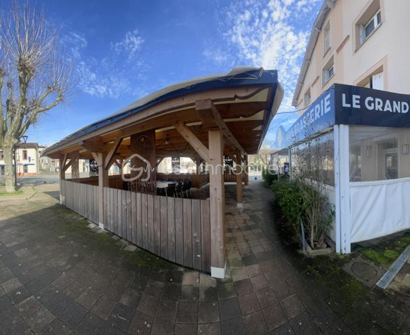 Exclusivité BSK Immobilier Lucien MOCQUET.

Établissement réputé pour son emplacement stratégique central à forte visibilité, son flux continu de clients potentiels et son attractivité auprès de la clientèle locale comme de passage.

Les éléments financiers sont disponibles lors de la visite pour acquéreurs déjà du métier.

Caractéristiques principales:
- CA 500k€.
- Licence IV.
- Salle principale  (94m²)  2 terrasses ombragées (90m²).
- Accessible aux personnes à mobilité réduite (PMR).
- Superficie 150m² + Appartement de fonction en étage 150m².
- Cuisine (27m²) mobilier récent, en parfait état de maintenance.
- Extraction en toiture puissante, chambre froide.
- Cave (45m²) en pierre pour stockage.
- Parking gratuit.
- Population Saint-Sulpice: 10 000 habitants.

La visite virtuelle que je propose vous permettra une vision et une projection sans faille de votre projet.

Pour me joindre: Lucien MOCQUET, 07 83 27 60 51, lmocquet@bskimmobilier.com