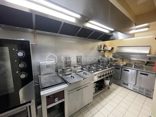 Exclusivité BSK Immobilier Lucien MOCQUET.

Établissement réputé pour son emplacement stratégique central à forte visibilité, son flux continu de clients potentiels et son attractivité auprès de la clientèle locale comme de passage.

Les éléments financiers sont disponibles lors de la visite pour acquéreurs déjà du métier.

Caractéristiques principales:
- CA 500k€.
- Licence IV.
- Salle principale  (94m²)  2 terrasses ombragées (90m²).
- Accessible aux personnes à mobilité réduite (PMR).
- Superficie 150m² + Appartement de fonction en étage 150m².
- Cuisine (27m²) mobilier récent, en parfait état de maintenance.
- Extraction en toiture puissante, chambre froide.
- Cave (45m²) en pierre pour stockage.
- Parking gratuit.
- Population Saint-Sulpice: 10 000 habitants.

La visite virtuelle que je propose vous permettra une vision et une projection sans faille de votre projet.

Pour me joindre: Lucien MOCQUET, 07 83 27 60 51, lmocquet@bskimmobilier.com