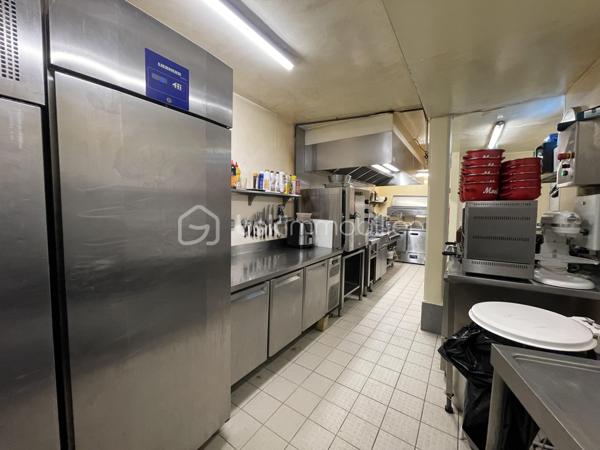Exclusivité BSK Immobilier Lucien MOCQUET.

Établissement réputé pour son emplacement stratégique central à forte visibilité, son flux continu de clients potentiels et son attractivité auprès de la clientèle locale comme de passage.

Les éléments financiers sont disponibles lors de la visite pour acquéreurs déjà du métier.

Caractéristiques principales:
- CA 500k€.
- Licence IV.
- Salle principale  (94m²)  2 terrasses ombragées (90m²).
- Accessible aux personnes à mobilité réduite (PMR).
- Superficie 150m² + Appartement de fonction en étage 150m².
- Cuisine (27m²) mobilier récent, en parfait état de maintenance.
- Extraction en toiture puissante, chambre froide.
- Cave (45m²) en pierre pour stockage.
- Parking gratuit.
- Population Saint-Sulpice: 10 000 habitants.

La visite virtuelle que je propose vous permettra une vision et une projection sans faille de votre projet.

Pour me joindre: Lucien MOCQUET, 07 83 27 60 51, lmocquet@bskimmobilier.com