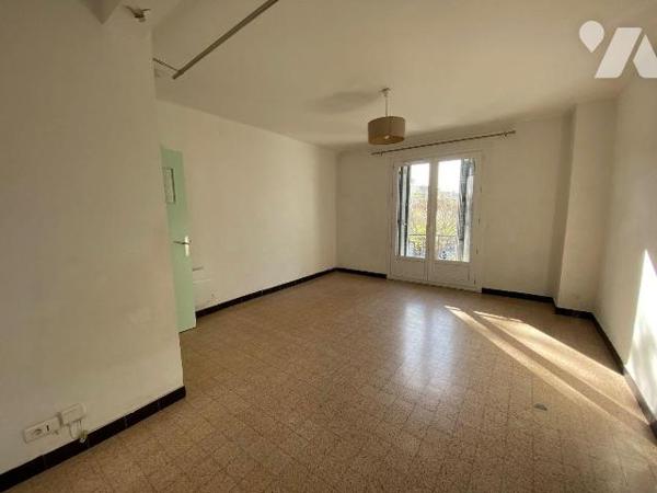 A VENDRE/APPARTEMENT/TOULON / Quartier Saint Roch, dans une petite copropriété édifiée à la fin...