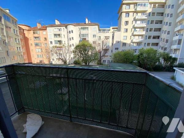 A VENDRE/APPARTEMENT/TOULON / Quartier Saint Roch, dans une petite copropriété édifiée à la fin...