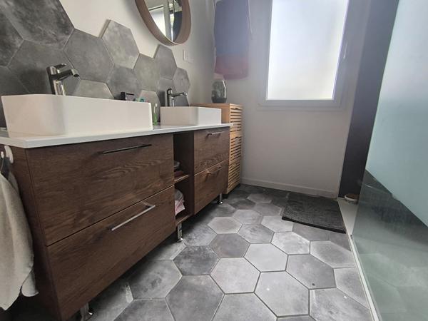 Maison récente de plain-pied . Quartier recherché proche collège