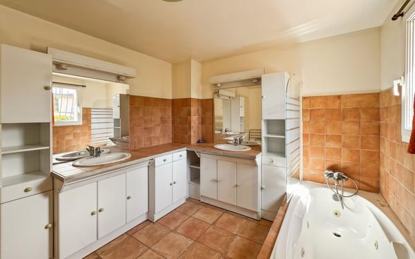 Maison à vendre    5 pièces • 13 754 m2 Saint-Raphaël