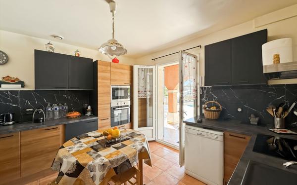 Maison à vendre    5 pièces • 13 754 m2 Saint-Raphaël