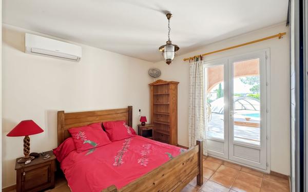 Maison à vendre    5 pièces • 13 754 m2 Saint-Raphaël