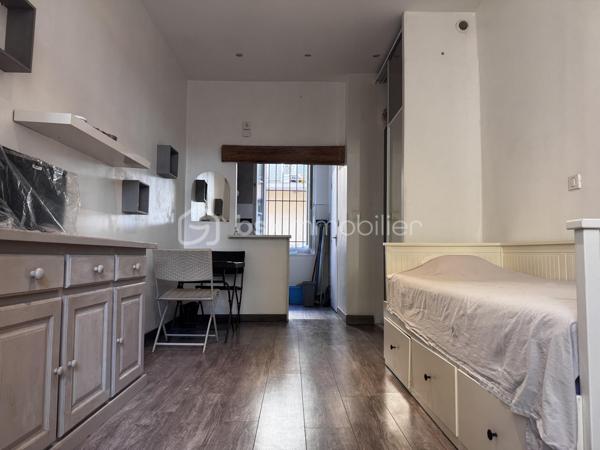 PONT DU LAS dans un quartier calme 
STUDIO entièremenrt rénové , IL se compose d'une entrée Donnant sur sur la pièce à vivre Exposition SUD, une cuisine ouverte entièrement équipée , une salle d'eau avec WC, un gand placard avec beaucoup de rangements, un jazrdinet de 22 m² Exposition SUD., une cave .
Climatisations, Double vitrage, Proche de toutes les commodités à pied