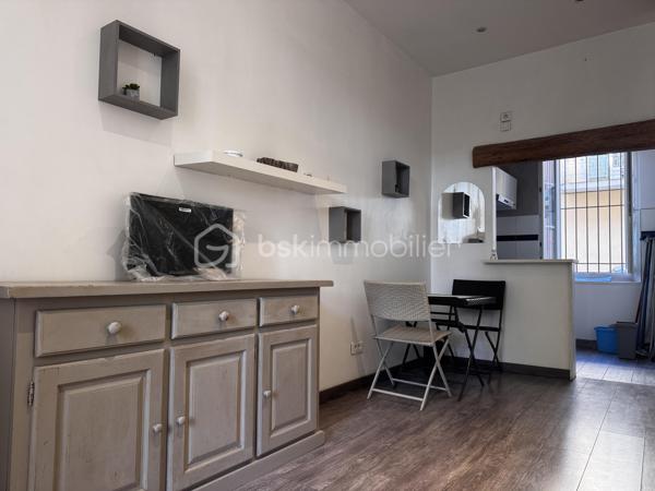 PONT DU LAS dans un quartier calme 
STUDIO entièremenrt rénové , IL se compose d'une entrée Donnant sur sur la pièce à vivre Exposition SUD, une cuisine ouverte entièrement équipée , une salle d'eau avec WC, un gand placard avec beaucoup de rangements, un jazrdinet de 22 m² Exposition SUD., une cave .
Climatisations, Double vitrage, Proche de toutes les commodités à pied
