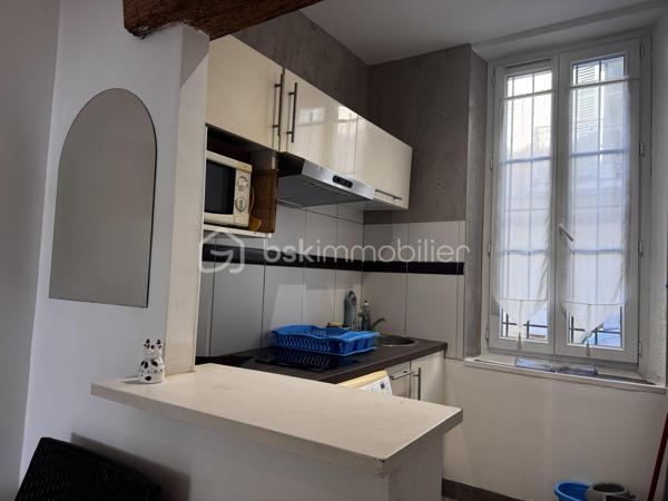 PONT DU LAS dans un quartier calme 
STUDIO entièremenrt rénové , IL se compose d'une entrée Donnant sur sur la pièce à vivre Exposition SUD, une cuisine ouverte entièrement équipée , une salle d'eau avec WC, un gand placard avec beaucoup de rangements, un jazrdinet de 22 m² Exposition SUD., une cave .
Climatisations, Double vitrage, Proche de toutes les commodités à pied