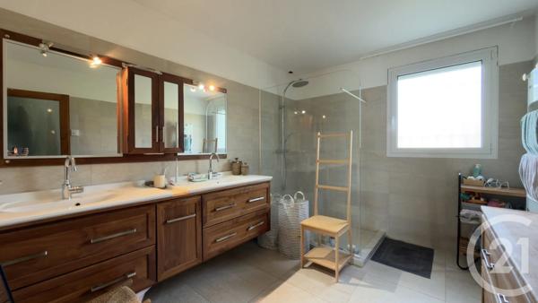Maison à vendre  10 pièces - 270,48 m 2   LA ROCHE DES ARNAUDS  - 05