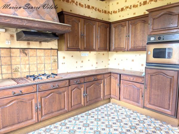 CHAUMES-EN-BRIE.Maison familiale de caractère sur plus de 800 m² de terrain.