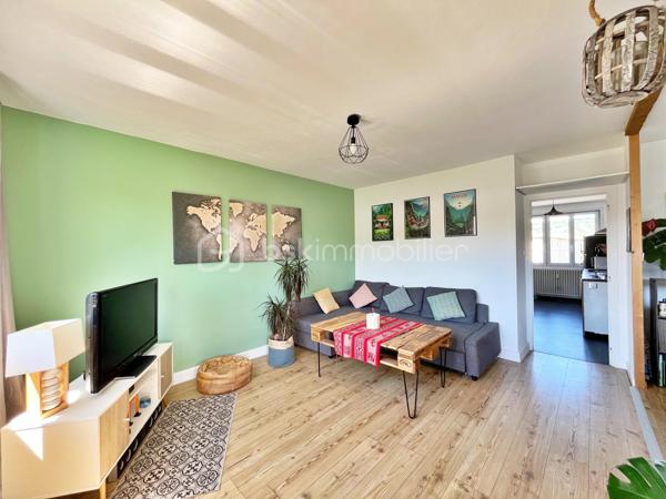 Dans le secteur recherché de La Madeleine à Barberaz, découvrez ce bel appartement T3 de 66 m² situé au 3e et dernier étage d’une résidence sans ascenseur.
Entièrement rénové et décoré avec soin, cet appartement vous séduira immédiatement par sa luminosité, sa qualité de finition et son agencement parfaitement optimisé, sans la moindre perte de place. Traversant et exposé plein sud côté pièce de vie, il offre un cadre de vie agréable et confortable au quotidien.
L’appartement se compose d’un salon-salle à manger très lumineux donnant sur un balcon, d’une grande cuisine toute équipée avec de nombreux rangements, d'une salle d'eau avec douche à l'italienne, d'un WC indépendant et de deux chambres de plus de 10m2 . Une cave et un garage privatif complètent le bien, avec également des stationnements libre au pied de la résidence.
Aucun travaux à prévoir. Chauffage collectif au gaz, chauffe-eau électrique dernière génération très économique, 150€ charges mensuelles, DPE E 
L’environnement est particulièrement apprécié des familles grâce à la présence d'une école EMILE située au pied de l’immeuble. Les accès sont également très pratiques avec la proximité immédiate de la VRU et des pistes cyclables.
Un appartement clé en main, idéal pour des primo-accédants ou une petite famille recherchant un secteur calme et pratique à proximité de Chambéry.
Contactez moi pour organiser une visite. 
Visite virtuelle en lien dans l'annonce