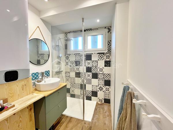 Dans le secteur recherché de La Madeleine à Barberaz, découvrez ce bel appartement T3 de 66 m² situé au 3e et dernier étage d’une résidence sans ascenseur.
Entièrement rénové et décoré avec soin, cet appartement vous séduira immédiatement par sa luminosité, sa qualité de finition et son agencement parfaitement optimisé, sans la moindre perte de place. Traversant et exposé plein sud côté pièce de vie, il offre un cadre de vie agréable et confortable au quotidien.
L’appartement se compose d’un salon-salle à manger très lumineux donnant sur un balcon, d’une grande cuisine toute équipée avec de nombreux rangements, d'une salle d'eau avec douche à l'italienne, d'un WC indépendant et de deux chambres de plus de 10m2 . Une cave et un garage privatif complètent le bien, avec également des stationnements libre au pied de la résidence.
Aucun travaux à prévoir. Chauffage collectif au gaz, chauffe-eau électrique dernière génération très économique, 150€ charges mensuelles, DPE E 
L’environnement est particulièrement apprécié des familles grâce à la présence d'une école EMILE située au pied de l’immeuble. Les accès sont également très pratiques avec la proximité immédiate de la VRU et des pistes cyclables.
Un appartement clé en main, idéal pour des primo-accédants ou une petite famille recherchant un secteur calme et pratique à proximité de Chambéry.
Contactez moi pour organiser une visite. 
Visite virtuelle en lien dans l'annonce