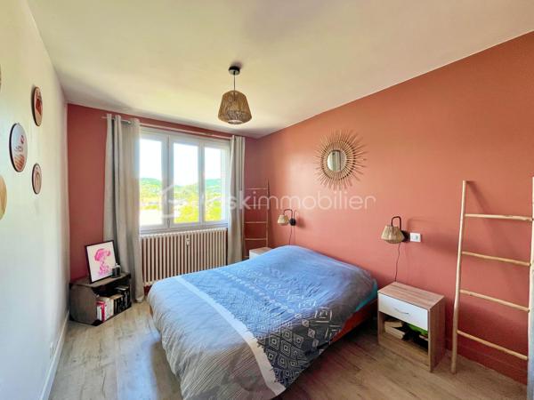 Dans le secteur recherché de La Madeleine à Barberaz, découvrez ce bel appartement T3 de 66 m² situé au 3e et dernier étage d’une résidence sans ascenseur.
Entièrement rénové et décoré avec soin, cet appartement vous séduira immédiatement par sa luminosité, sa qualité de finition et son agencement parfaitement optimisé, sans la moindre perte de place. Traversant et exposé plein sud côté pièce de vie, il offre un cadre de vie agréable et confortable au quotidien.
L’appartement se compose d’un salon-salle à manger très lumineux donnant sur un balcon, d’une grande cuisine toute équipée avec de nombreux rangements, d'une salle d'eau avec douche à l'italienne, d'un WC indépendant et de deux chambres de plus de 10m2 . Une cave et un garage privatif complètent le bien, avec également des stationnements libre au pied de la résidence.
Aucun travaux à prévoir. Chauffage collectif au gaz, chauffe-eau électrique dernière génération très économique, 150€ charges mensuelles, DPE E 
L’environnement est particulièrement apprécié des familles grâce à la présence d'une école EMILE située au pied de l’immeuble. Les accès sont également très pratiques avec la proximité immédiate de la VRU et des pistes cyclables.
Un appartement clé en main, idéal pour des primo-accédants ou une petite famille recherchant un secteur calme et pratique à proximité de Chambéry.
Contactez moi pour organiser une visite. 
Visite virtuelle en lien dans l'annonce