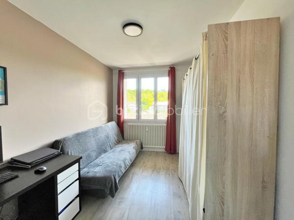 Dans le secteur recherché de La Madeleine à Barberaz, découvrez ce bel appartement T3 de 66 m² situé au 3e et dernier étage d’une résidence sans ascenseur.
Entièrement rénové et décoré avec soin, cet appartement vous séduira immédiatement par sa luminosité, sa qualité de finition et son agencement parfaitement optimisé, sans la moindre perte de place. Traversant et exposé plein sud côté pièce de vie, il offre un cadre de vie agréable et confortable au quotidien.
L’appartement se compose d’un salon-salle à manger très lumineux donnant sur un balcon, d’une grande cuisine toute équipée avec de nombreux rangements, d'une salle d'eau avec douche à l'italienne, d'un WC indépendant et de deux chambres de plus de 10m2 . Une cave et un garage privatif complètent le bien, avec également des stationnements libre au pied de la résidence.
Aucun travaux à prévoir. Chauffage collectif au gaz, chauffe-eau électrique dernière génération très économique, 150€ charges mensuelles, DPE E 
L’environnement est particulièrement apprécié des familles grâce à la présence d'une école EMILE située au pied de l’immeuble. Les accès sont également très pratiques avec la proximité immédiate de la VRU et des pistes cyclables.
Un appartement clé en main, idéal pour des primo-accédants ou une petite famille recherchant un secteur calme et pratique à proximité de Chambéry.
Contactez moi pour organiser une visite. 
Visite virtuelle en lien dans l'annonce