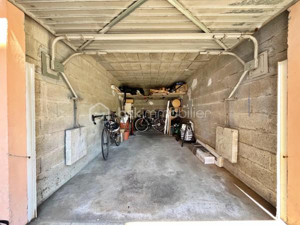 Dans le secteur recherché de La Madeleine à Barberaz, découvrez ce bel appartement T3 de 66 m² situé au 3e et dernier étage d’une résidence sans ascenseur.
Entièrement rénové et décoré avec soin, cet appartement vous séduira immédiatement par sa luminosité, sa qualité de finition et son agencement parfaitement optimisé, sans la moindre perte de place. Traversant et exposé plein sud côté pièce de vie, il offre un cadre de vie agréable et confortable au quotidien.
L’appartement se compose d’un salon-salle à manger très lumineux donnant sur un balcon, d’une grande cuisine toute équipée avec de nombreux rangements, d'une salle d'eau avec douche à l'italienne, d'un WC indépendant et de deux chambres de plus de 10m2 . Une cave et un garage privatif complètent le bien, avec également des stationnements libre au pied de la résidence.
Aucun travaux à prévoir. Chauffage collectif au gaz, chauffe-eau électrique dernière génération très économique, 150€ charges mensuelles, DPE E 
L’environnement est particulièrement apprécié des familles grâce à la présence d'une école EMILE située au pied de l’immeuble. Les accès sont également très pratiques avec la proximité immédiate de la VRU et des pistes cyclables.
Un appartement clé en main, idéal pour des primo-accédants ou une petite famille recherchant un secteur calme et pratique à proximité de Chambéry.
Contactez moi pour organiser une visite. 
Visite virtuelle en lien dans l'annonce