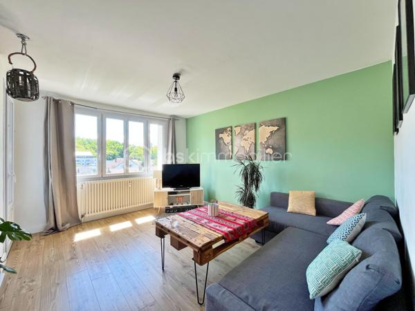 Dans le secteur recherché de La Madeleine à Barberaz, découvrez ce bel appartement T3 de 66 m² situé au 3e et dernier étage d’une résidence sans ascenseur.
Entièrement rénové et décoré avec soin, cet appartement vous séduira immédiatement par sa luminosité, sa qualité de finition et son agencement parfaitement optimisé, sans la moindre perte de place. Traversant et exposé plein sud côté pièce de vie, il offre un cadre de vie agréable et confortable au quotidien.
L’appartement se compose d’un salon-salle à manger très lumineux donnant sur un balcon, d’une grande cuisine toute équipée avec de nombreux rangements, d'une salle d'eau avec douche à l'italienne, d'un WC indépendant et de deux chambres de plus de 10m2 . Une cave et un garage privatif complètent le bien, avec également des stationnements libre au pied de la résidence.
Aucun travaux à prévoir. Chauffage collectif au gaz, chauffe-eau électrique dernière génération très économique, 150€ charges mensuelles, DPE E 
L’environnement est particulièrement apprécié des familles grâce à la présence d'une école EMILE située au pied de l’immeuble. Les accès sont également très pratiques avec la proximité immédiate de la VRU et des pistes cyclables.
Un appartement clé en main, idéal pour des primo-accédants ou une petite famille recherchant un secteur calme et pratique à proximité de Chambéry.
Contactez moi pour organiser une visite. 
Visite virtuelle en lien dans l'annonce