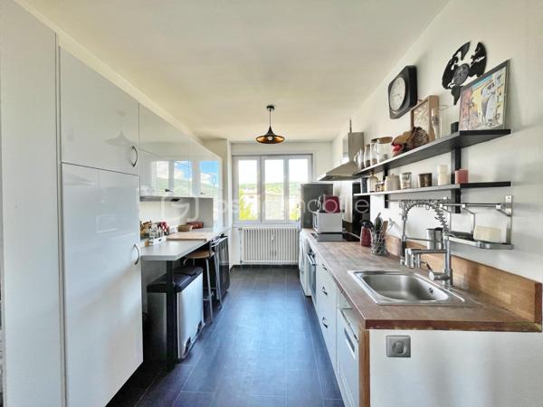 Dans le secteur recherché de La Madeleine à Barberaz, découvrez ce bel appartement T3 de 66 m² situé au 3e et dernier étage d’une résidence sans ascenseur.
Entièrement rénové et décoré avec soin, cet appartement vous séduira immédiatement par sa luminosité, sa qualité de finition et son agencement parfaitement optimisé, sans la moindre perte de place. Traversant et exposé plein sud côté pièce de vie, il offre un cadre de vie agréable et confortable au quotidien.
L’appartement se compose d’un salon-salle à manger très lumineux donnant sur un balcon, d’une grande cuisine toute équipée avec de nombreux rangements, d'une salle d'eau avec douche à l'italienne, d'un WC indépendant et de deux chambres de plus de 10m2 . Une cave et un garage privatif complètent le bien, avec également des stationnements libre au pied de la résidence.
Aucun travaux à prévoir. Chauffage collectif au gaz, chauffe-eau électrique dernière génération très économique, 150€ charges mensuelles, DPE E 
L’environnement est particulièrement apprécié des familles grâce à la présence d'une école EMILE située au pied de l’immeuble. Les accès sont également très pratiques avec la proximité immédiate de la VRU et des pistes cyclables.
Un appartement clé en main, idéal pour des primo-accédants ou une petite famille recherchant un secteur calme et pratique à proximité de Chambéry.
Contactez moi pour organiser une visite. 
Visite virtuelle en lien dans l'annonce