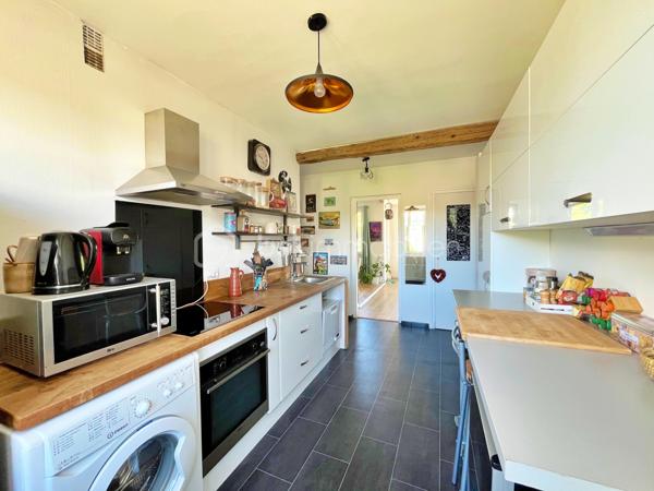 Dans le secteur recherché de La Madeleine à Barberaz, découvrez ce bel appartement T3 de 66 m² situé au 3e et dernier étage d’une résidence sans ascenseur.
Entièrement rénové et décoré avec soin, cet appartement vous séduira immédiatement par sa luminosité, sa qualité de finition et son agencement parfaitement optimisé, sans la moindre perte de place. Traversant et exposé plein sud côté pièce de vie, il offre un cadre de vie agréable et confortable au quotidien.
L’appartement se compose d’un salon-salle à manger très lumineux donnant sur un balcon, d’une grande cuisine toute équipée avec de nombreux rangements, d'une salle d'eau avec douche à l'italienne, d'un WC indépendant et de deux chambres de plus de 10m2 . Une cave et un garage privatif complètent le bien, avec également des stationnements libre au pied de la résidence.
Aucun travaux à prévoir. Chauffage collectif au gaz, chauffe-eau électrique dernière génération très économique, 150€ charges mensuelles, DPE E 
L’environnement est particulièrement apprécié des familles grâce à la présence d'une école EMILE située au pied de l’immeuble. Les accès sont également très pratiques avec la proximité immédiate de la VRU et des pistes cyclables.
Un appartement clé en main, idéal pour des primo-accédants ou une petite famille recherchant un secteur calme et pratique à proximité de Chambéry.
Contactez moi pour organiser une visite. 
Visite virtuelle en lien dans l'annonce