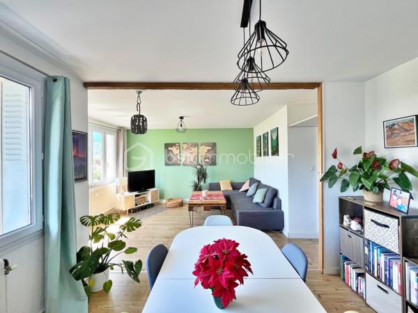 Dans le secteur recherché de La Madeleine à Barberaz, découvrez ce bel appartement T3 de 66 m² situé au 3e et dernier étage d’une résidence sans ascenseur.
Entièrement rénové et décoré avec soin, cet appartement vous séduira immédiatement par sa luminosité, sa qualité de finition et son agencement parfaitement optimisé, sans la moindre perte de place. Traversant et exposé plein sud côté pièce de vie, il offre un cadre de vie agréable et confortable au quotidien.
L’appartement se compose d’un salon-salle à manger très lumineux donnant sur un balcon, d’une grande cuisine toute équipée avec de nombreux rangements, d'une salle d'eau avec douche à l'italienne, d'un WC indépendant et de deux chambres de plus de 10m2 . Une cave et un garage privatif complètent le bien, avec également des stationnements libre au pied de la résidence.
Aucun travaux à prévoir. Chauffage collectif au gaz, chauffe-eau électrique dernière génération très économique, 150€ charges mensuelles, DPE E 
L’environnement est particulièrement apprécié des familles grâce à la présence d'une école EMILE située au pied de l’immeuble. Les accès sont également très pratiques avec la proximité immédiate de la VRU et des pistes cyclables.
Un appartement clé en main, idéal pour des primo-accédants ou une petite famille recherchant un secteur calme et pratique à proximité de Chambéry.
Contactez moi pour organiser une visite. 
Visite virtuelle en lien dans l'annonce