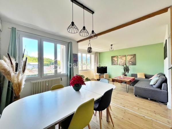 Dans le secteur recherché de La Madeleine à Barberaz, découvrez ce bel appartement T3 de 66 m² situé au 3e et dernier étage d’une résidence sans ascenseur.
Entièrement rénové et décoré avec soin, cet appartement vous séduira immédiatement par sa luminosité, sa qualité de finition et son agencement parfaitement optimisé, sans la moindre perte de place. Traversant et exposé plein sud côté pièce de vie, il offre un cadre de vie agréable et confortable au quotidien.
L’appartement se compose d’un salon-salle à manger très lumineux donnant sur un balcon, d’une grande cuisine toute équipée avec de nombreux rangements, d'une salle d'eau avec douche à l'italienne, d'un WC indépendant et de deux chambres de plus de 10m2 . Une cave et un garage privatif complètent le bien, avec également des stationnements libre au pied de la résidence.
Aucun travaux à prévoir. Chauffage collectif au gaz, chauffe-eau électrique dernière génération très économique, 150€ charges mensuelles, DPE E 
L’environnement est particulièrement apprécié des familles grâce à la présence d'une école EMILE située au pied de l’immeuble. Les accès sont également très pratiques avec la proximité immédiate de la VRU et des pistes cyclables.
Un appartement clé en main, idéal pour des primo-accédants ou une petite famille recherchant un secteur calme et pratique à proximité de Chambéry.
Contactez moi pour organiser une visite. 
Visite virtuelle en lien dans l'annonce