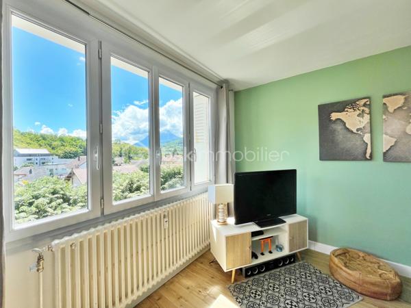 Dans le secteur recherché de La Madeleine à Barberaz, découvrez ce bel appartement T3 de 66 m² situé au 3e et dernier étage d’une résidence sans ascenseur.
Entièrement rénové et décoré avec soin, cet appartement vous séduira immédiatement par sa luminosité, sa qualité de finition et son agencement parfaitement optimisé, sans la moindre perte de place. Traversant et exposé plein sud côté pièce de vie, il offre un cadre de vie agréable et confortable au quotidien.
L’appartement se compose d’un salon-salle à manger très lumineux donnant sur un balcon, d’une grande cuisine toute équipée avec de nombreux rangements, d'une salle d'eau avec douche à l'italienne, d'un WC indépendant et de deux chambres de plus de 10m2 . Une cave et un garage privatif complètent le bien, avec également des stationnements libre au pied de la résidence.
Aucun travaux à prévoir. Chauffage collectif au gaz, chauffe-eau électrique dernière génération très économique, 150€ charges mensuelles, DPE E 
L’environnement est particulièrement apprécié des familles grâce à la présence d'une école EMILE située au pied de l’immeuble. Les accès sont également très pratiques avec la proximité immédiate de la VRU et des pistes cyclables.
Un appartement clé en main, idéal pour des primo-accédants ou une petite famille recherchant un secteur calme et pratique à proximité de Chambéry.
Contactez moi pour organiser une visite. 
Visite virtuelle en lien dans l'annonce