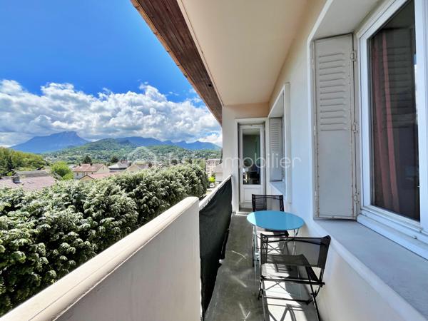 Dans le secteur recherché de La Madeleine à Barberaz, découvrez ce bel appartement T3 de 66 m² situé au 3e et dernier étage d’une résidence sans ascenseur.
Entièrement rénové et décoré avec soin, cet appartement vous séduira immédiatement par sa luminosité, sa qualité de finition et son agencement parfaitement optimisé, sans la moindre perte de place. Traversant et exposé plein sud côté pièce de vie, il offre un cadre de vie agréable et confortable au quotidien.
L’appartement se compose d’un salon-salle à manger très lumineux donnant sur un balcon, d’une grande cuisine toute équipée avec de nombreux rangements, d'une salle d'eau avec douche à l'italienne, d'un WC indépendant et de deux chambres de plus de 10m2 . Une cave et un garage privatif complètent le bien, avec également des stationnements libre au pied de la résidence.
Aucun travaux à prévoir. Chauffage collectif au gaz, chauffe-eau électrique dernière génération très économique, 150€ charges mensuelles, DPE E 
L’environnement est particulièrement apprécié des familles grâce à la présence d'une école EMILE située au pied de l’immeuble. Les accès sont également très pratiques avec la proximité immédiate de la VRU et des pistes cyclables.
Un appartement clé en main, idéal pour des primo-accédants ou une petite famille recherchant un secteur calme et pratique à proximité de Chambéry.
Contactez moi pour organiser une visite. 
Visite virtuelle en lien dans l'annonce