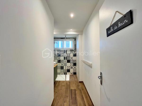 Dans le secteur recherché de La Madeleine à Barberaz, découvrez ce bel appartement T3 de 66 m² situé au 3e et dernier étage d’une résidence sans ascenseur.
Entièrement rénové et décoré avec soin, cet appartement vous séduira immédiatement par sa luminosité, sa qualité de finition et son agencement parfaitement optimisé, sans la moindre perte de place. Traversant et exposé plein sud côté pièce de vie, il offre un cadre de vie agréable et confortable au quotidien.
L’appartement se compose d’un salon-salle à manger très lumineux donnant sur un balcon, d’une grande cuisine toute équipée avec de nombreux rangements, d'une salle d'eau avec douche à l'italienne, d'un WC indépendant et de deux chambres de plus de 10m2 . Une cave et un garage privatif complètent le bien, avec également des stationnements libre au pied de la résidence.
Aucun travaux à prévoir. Chauffage collectif au gaz, chauffe-eau électrique dernière génération très économique, 150€ charges mensuelles, DPE E 
L’environnement est particulièrement apprécié des familles grâce à la présence d'une école EMILE située au pied de l’immeuble. Les accès sont également très pratiques avec la proximité immédiate de la VRU et des pistes cyclables.
Un appartement clé en main, idéal pour des primo-accédants ou une petite famille recherchant un secteur calme et pratique à proximité de Chambéry.
Contactez moi pour organiser une visite. 
Visite virtuelle en lien dans l'annonce