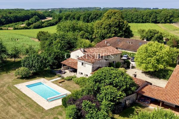 Maison de caractère avec grange, piscine et jardin paysager dans un hameau paisible