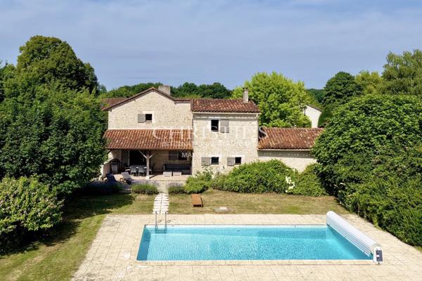 Maison de caractère avec grange, piscine et jardin paysager dans un hameau paisible
