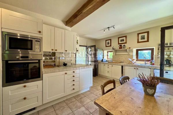 Maison de caractère avec grange, piscine et jardin paysager dans un hameau paisible