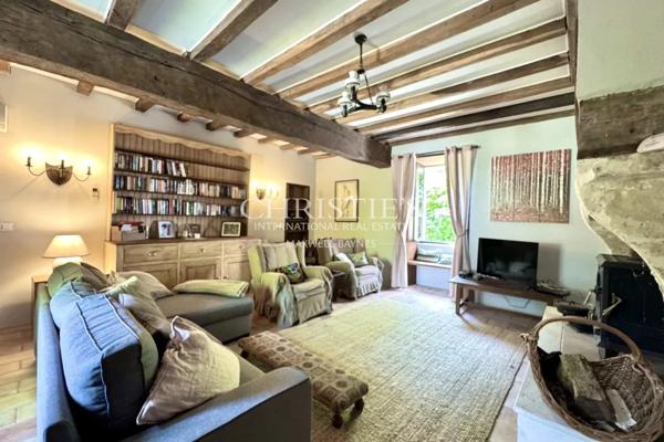 Maison de caractère avec grange, piscine et jardin paysager dans un hameau paisible
