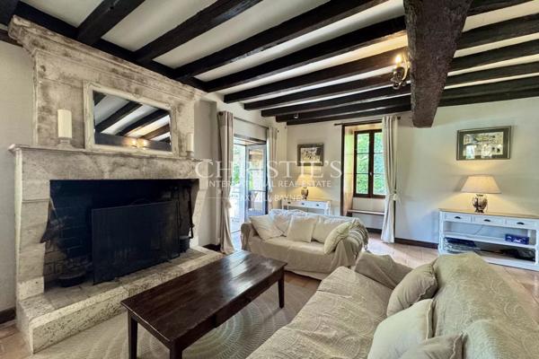 Maison de caractère avec grange, piscine et jardin paysager dans un hameau paisible