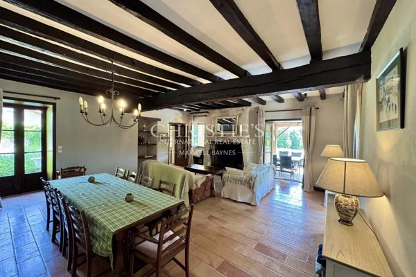 Maison de caractère avec grange, piscine et jardin paysager dans un hameau paisible