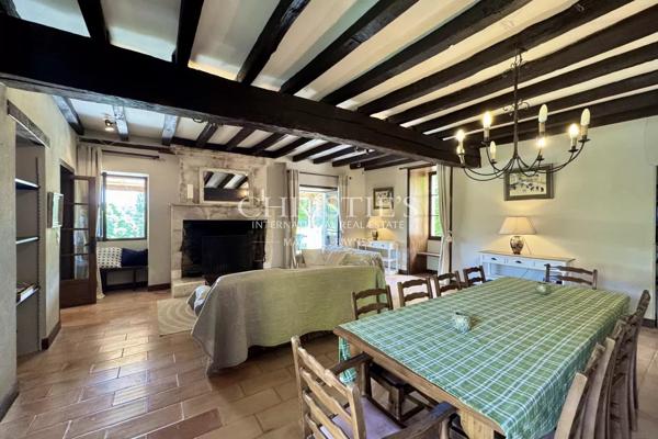 Maison de caractère avec grange, piscine et jardin paysager dans un hameau paisible