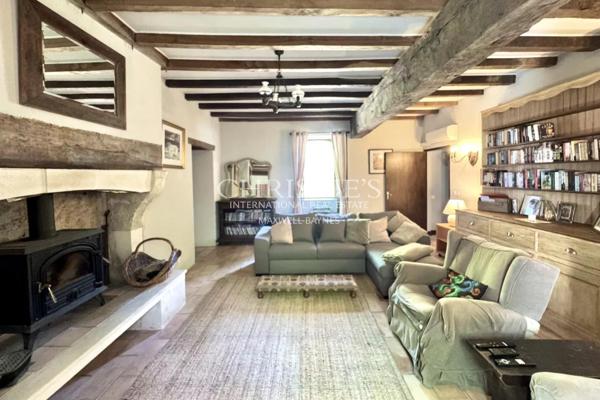 Maison de caractère avec grange, piscine et jardin paysager dans un hameau paisible